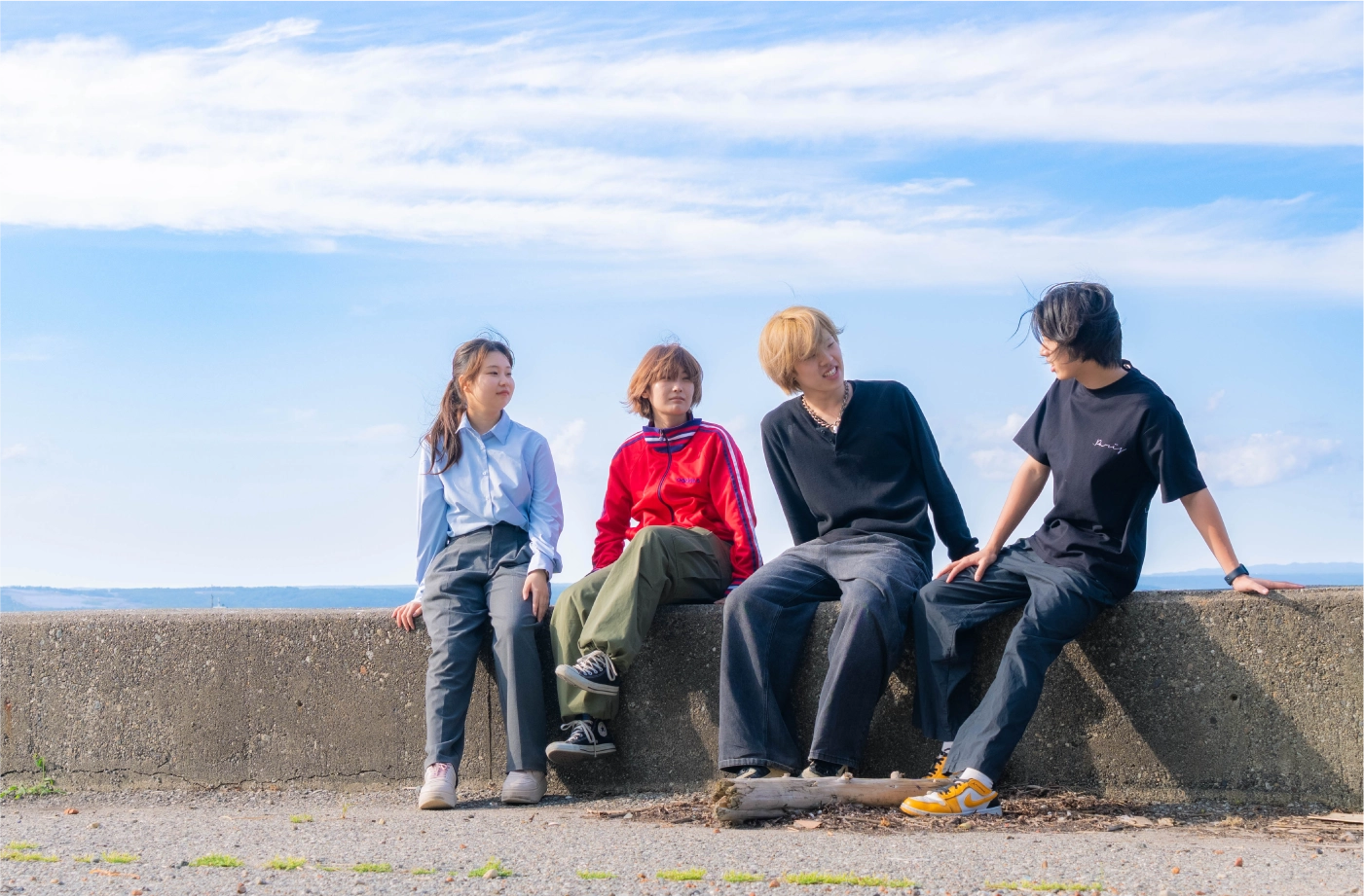 海辺に座る生徒たち